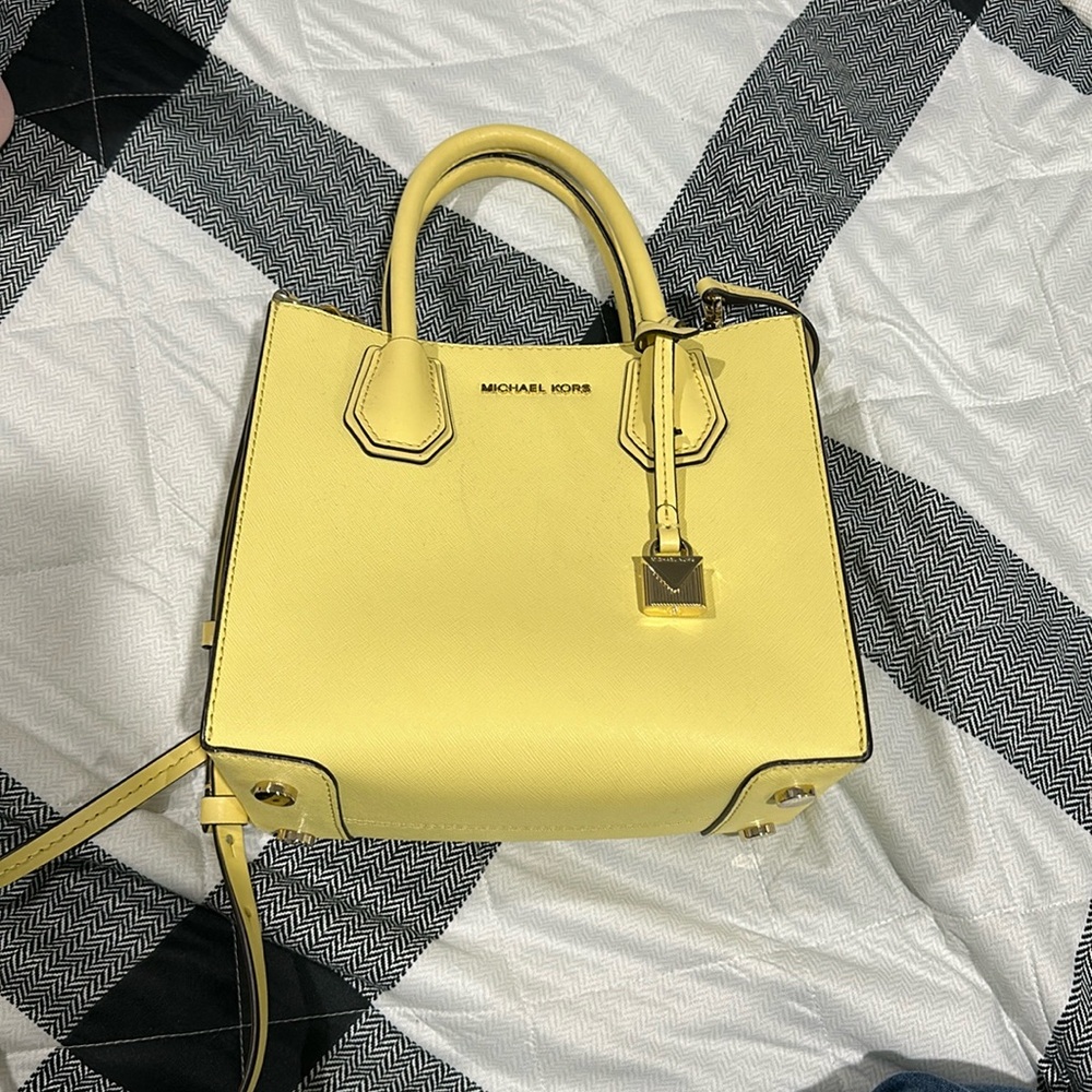 MK Mercer medium pebble bag 🌻💛⭐️
